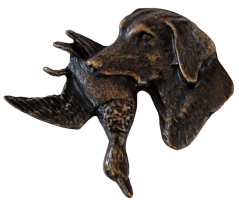 Pes s kachnou (odznak na klobouk)